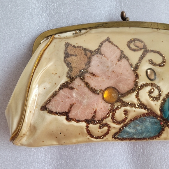 Vintage 50s 60s collectible Vinyl Covered Embroidered clutch With Metallic Gold - Picture 2 of 13